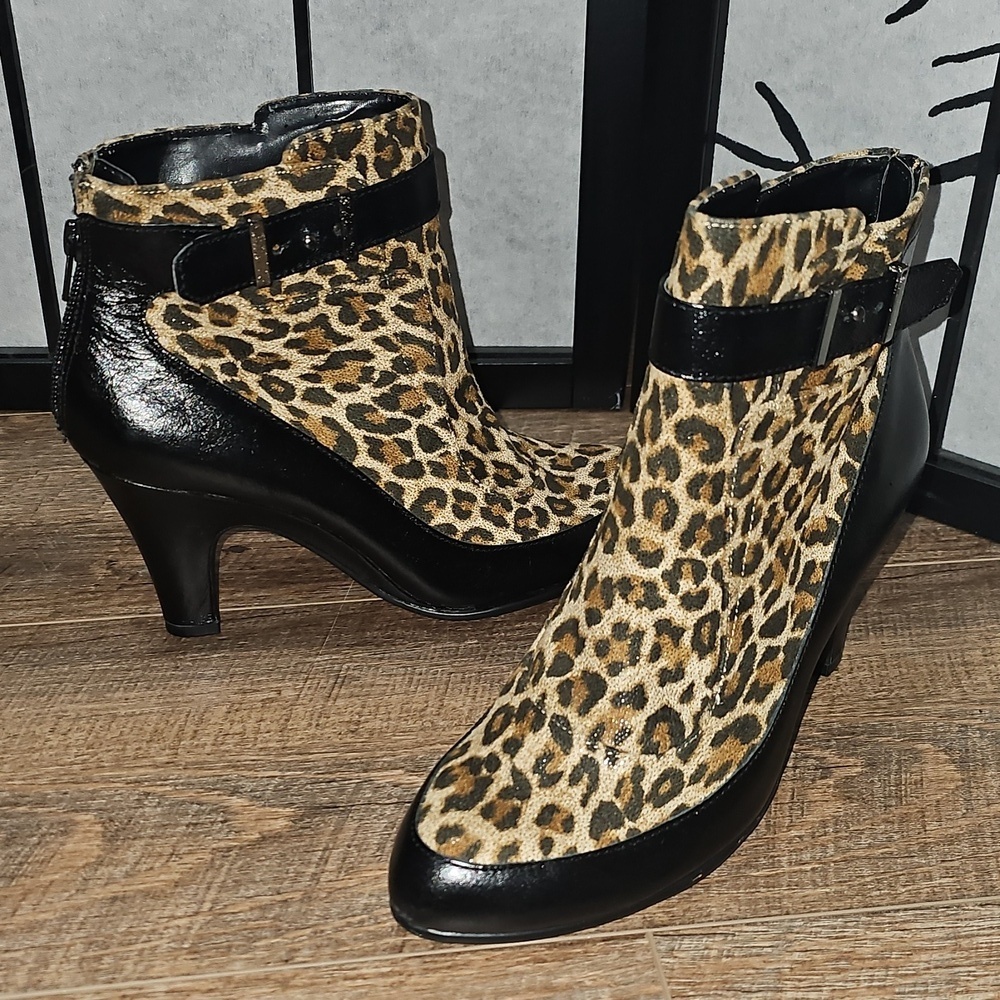AEROSOLES Leopard Print Zippered Ankle Booties Size 8